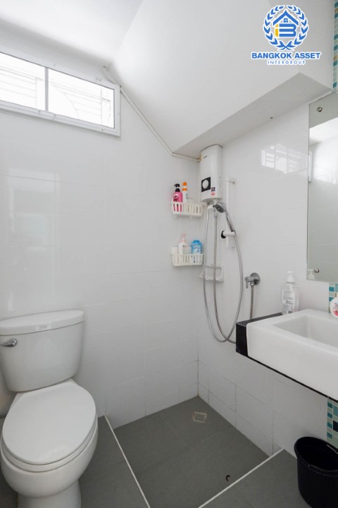 บ้านเดี่ยวมือสองนนทบุรี ม.พฤกษ์ลดา บางใหญ่2 เนื้อที่มากถึง 50 ตร.ว. ฟังก์ชัน 3 ห้องนอน 2 ห้องน้ำ 1 ที่จอดรถ บ้านสภาพใหม่พร้อมเข้าอยู่ ทำเลเดินทางสะดวก เชื่อมต่อถ.กาญจนาภิเษก เพียง 10 นาทีถึงรถไฟฟ้าสายสีม่วง "สถานีคลองบางไผ่" ใกล้ทางด่วน "กาญจนาภิเษก"